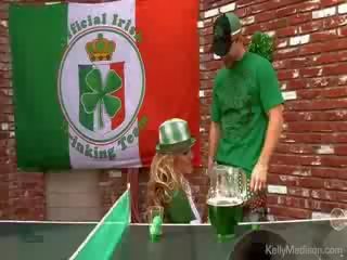 Busty vợ và xanh lục bia làm vì một vui vẻ st paddys ngày