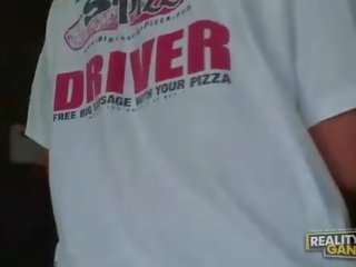 Buah dada besar amatir rambut pirang tidak mengisap penis dan titsjob untuk pizza orang