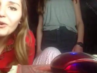 [periscope] divi meitenes spēlē priekšējais kamera