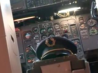 Stjuardess näitab kuidas kuni täiuslik sõitma edasi a riist