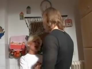 Príťažlivé blondýna nemecké babka buchol v kuchyňa