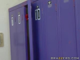 Szexi nagy titted szőke jelentkeznek szögezték -ban a locker szoba