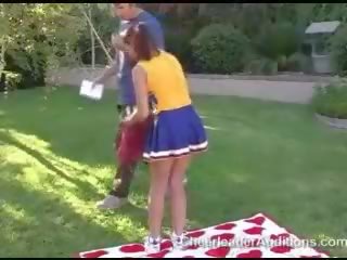 Schattig sexy roodharige cheerleader tonen tieten