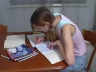 Solis brālis helping pusaudze māsa ar mājasdarbs