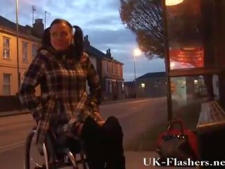 Disabled leah caprice berkelip faraj dalam awam