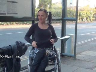 Paraprincess deschis aer exhibiționism și intermitent wheelchair constrâns miere demonstrating de pe fierbinte tate și tuns vulvă în public