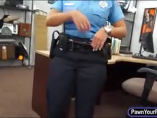 Warga latina polis pegawai fucked oleh pawn lelaki dalam yang bilik belakang