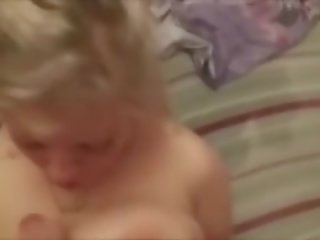 Karstās blondīne mammīte boobjob un sejas masāža spermas izšāviens