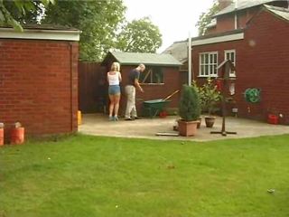 Brits vrouw geeft een pijpen in de tuin video-