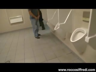 Offentlig toalett fan med bystiga baben