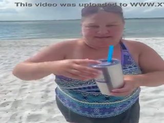 Slutty bbw duca žena utripa ji velika prsi na a javno plaža