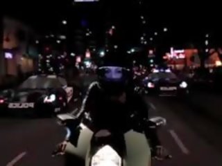 ميشا بروكس bending خلال motorcycle إلى كوك