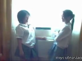 Dva dospívající lesbička asijské holky zkurvenej kolem