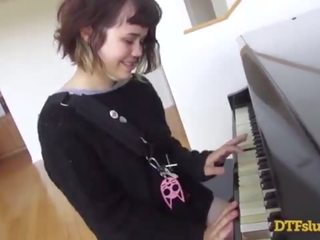 Yhivi video spento pianoforte abilità followed da rozzo adulti film e sborra oltre suo faccia! - con: yhivi / giacomo deen