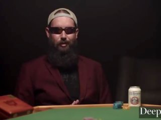 Deeper&period; gambler bets jego prowokacyjny żona w wysoki stake gra